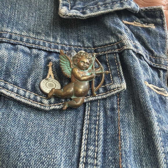 Bronze Cherub Brooch - Picture 4 of 5